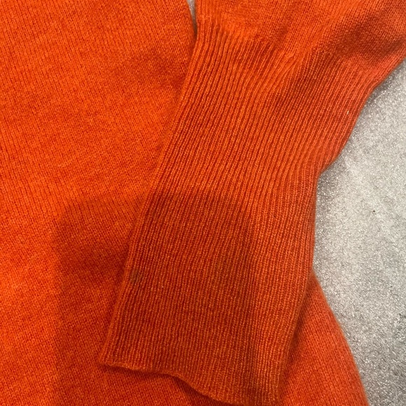 [M]Lord & Taylor V-Neck Cashmere Sweater in Bold Orange - Picture 4 of 7